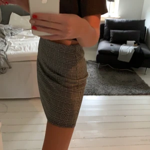Kjol strl S - Fin mönstrad kjol i strl S. Slutar ovanför knäna men man kan om man vill vika upp den i midjan för att få den kortare. Aldrig använd och därmed i bra skick. Hör gärna av dig vid intresse, pris kan diskuteras!