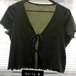 Olive grön Top  - Helt ny, lite stor i storleken , lägg bud