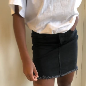 Supersöt svart jeans kjol - Aldrig använd! Snygg till sommarn, svart stentvättade kjol. Frakt tillkommer 💕