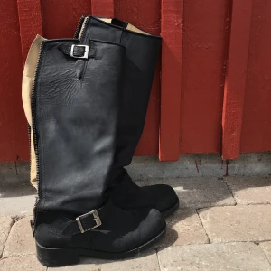 Höga Johnny Bulls storlek 38 - Säljer ett par använda höga johnny bulls. Perfekta höstskor! 