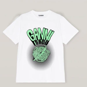 Ganni T-shirt - Säljer min fina ganni t-shirt💕 Använd två gånger, super fint skick. Orginal priset för den är 850 kr och jag säljer den för 650 kr✨