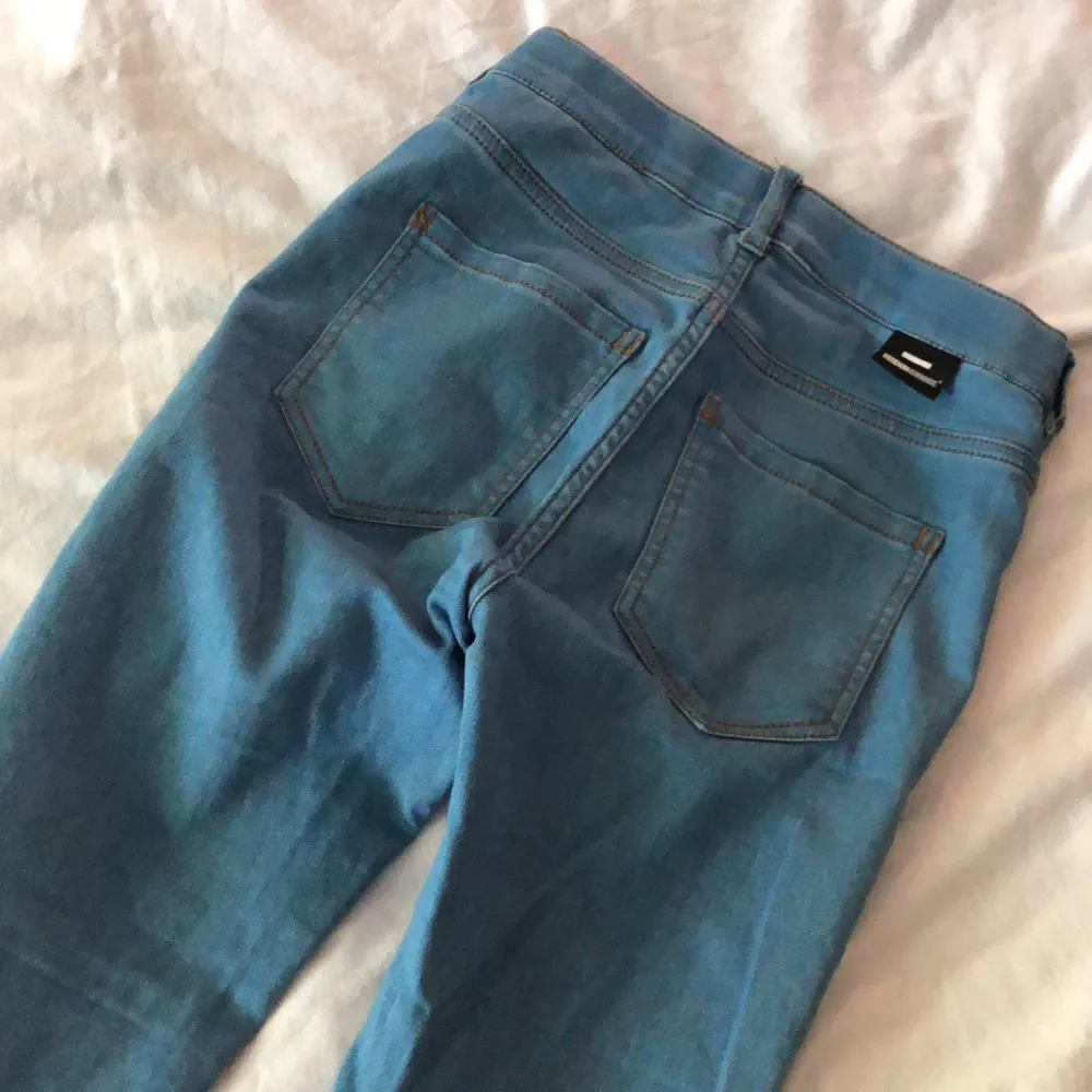 Ljusblåa jeans från Dr.Denim, använda men inga fel på dem.. Jeans & Byxor.