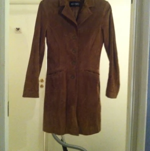  - Snygg Mocka kappa stl 34-36.
Väldigt gott skick!
Rensar mammas garderob. 
