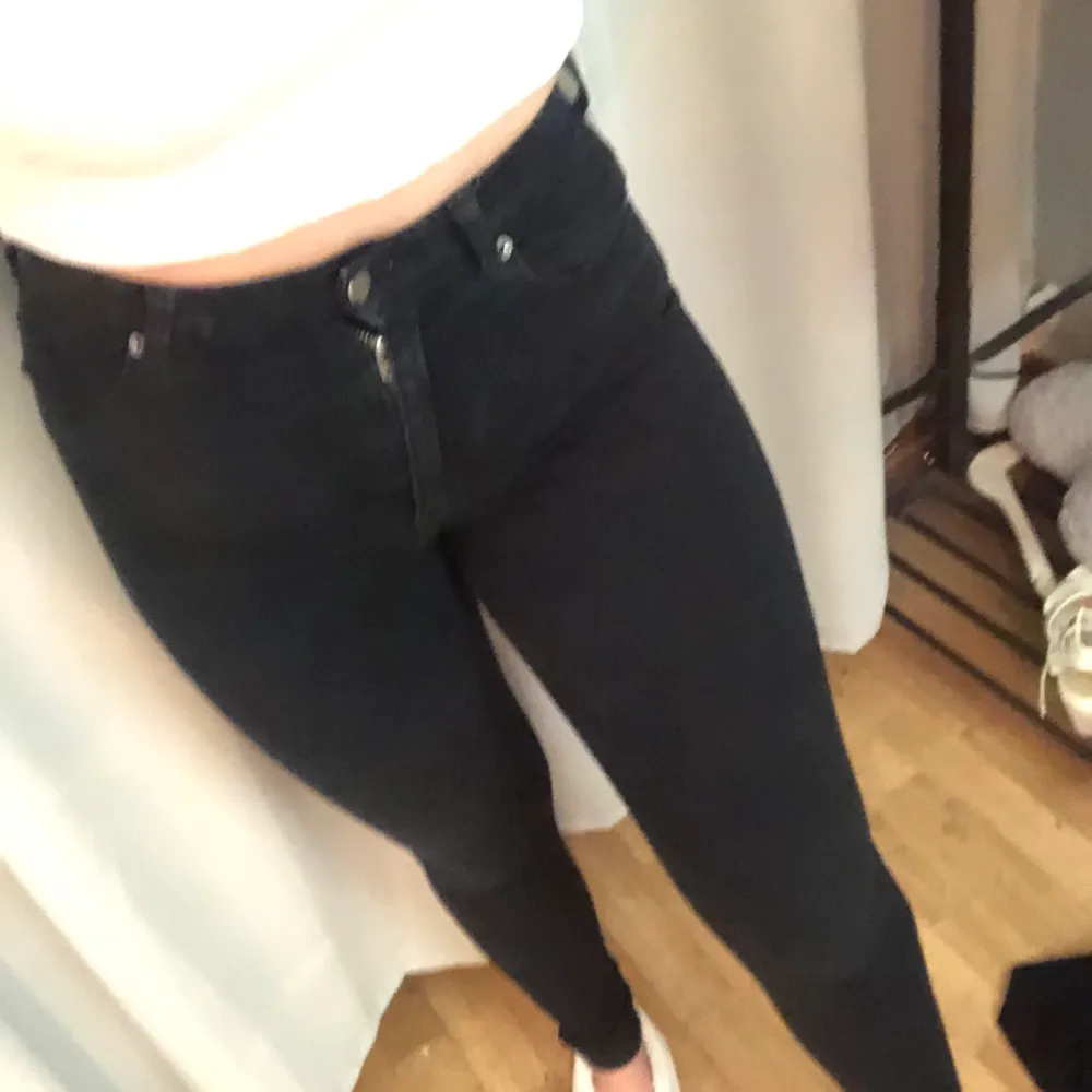 Säljer dessa svarta supersnygga dr denim jeans. Mycket stretch och lägger sig väldigt smickrande på kroppen🌸 köpta för cirka 400 kr.. Jeans & Byxor.
