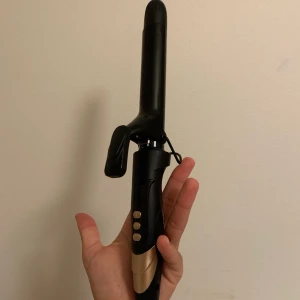 Locktång - En jättebra locktång som är använd några gånger, den ger glansiga lockar som håller länge. Och en digital display där du själv kan styra värmen upp till 210 grader. Priset kan diskuteras.