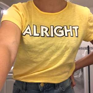 Säljer denna t-shirt med trycket ”everything is going to be alright” på ryggen+bröstet. Endast använd runt 5 ggr. Frakt tillkommer!💗