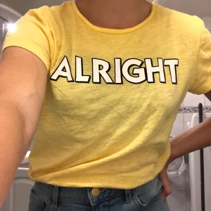 T-shirt m tryck - Säljer denna t-shirt med trycket ”everything is going to be alright” på ryggen+bröstet. Endast använd runt 5 ggr. Frakt tillkommer!💗