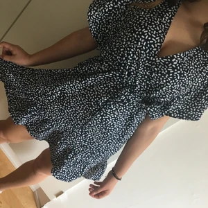 Mörkblå klänning - En helt oanvänd klänning i storlek S. Mörkblå med vitt mönster från Shein. Ursprungspris: 179kr. 