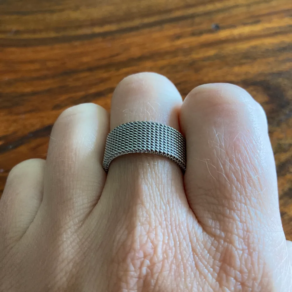 Fin mjuk ring från Edblad. Ringen är 20-21 mm svår att mäta då den är mjuk och böjer sig. Titta gärna på mina andra annonser för samfrakt. Frakt 11kr. Accessoarer.