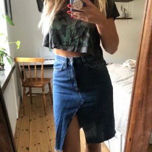 Vintage Jeanskjol med slits fram - Köpt på second hand. Står 34 i den men jag är 36 och den har funkat på mig! Märke ”Denim Riders”