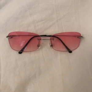 Glasögon  - Jätte söta rosa glasögon. Frakten ingår :)