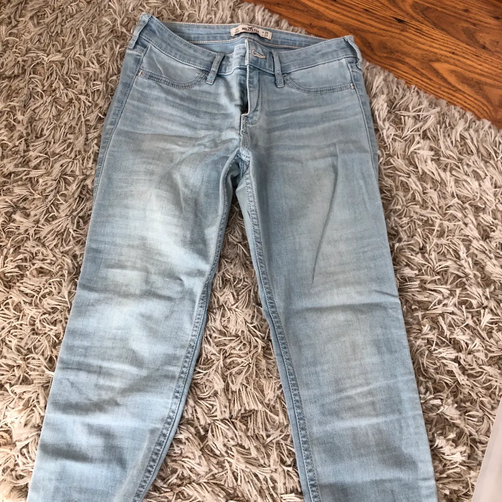 säljer mina ljusblåa hollister jeans pga att dom är lite för ljusa för min smak, därav använda ett fåtal gånger bara. storlek 26 längd 27. nypris ca 650 kr men säljer för 150 kr, köparen står för frakten. Jeans & Byxor.