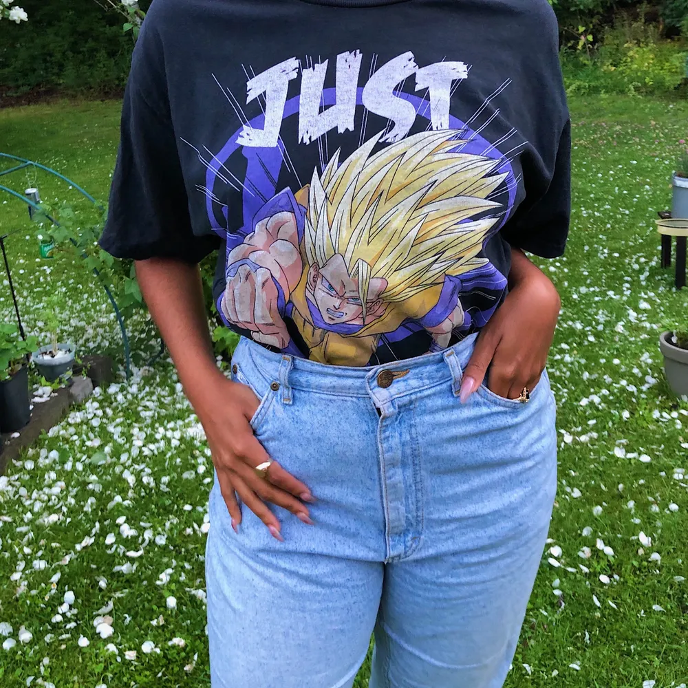 Anime fans, this one's for you! Cool oversize tröja med Dragonball Z-motiv, bild på Super Saiyan Goku med punny text runt 