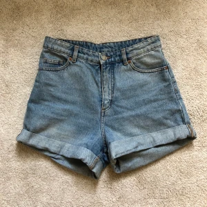 Jeansshorts strl 28 - Shorts från Monki. Fint skick. Höga i midjan. 
