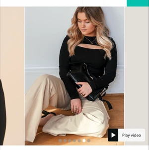 Svart topp från misslisibell x Nakd - Säljer denna coola topp från misslisibell x nakd.Använd två gånger och jag säljer den för kommer inte till användning🥰Köparen står för frakt!