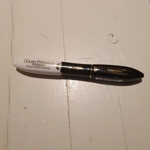 L'Oréal  - L'Oréal Double Extension Extra Black Mascara med ett vårdande typ "fransbalsam" som ska skydda och göra fransarna längre, läggs på innan den vanliga mascaran. Testad en gång men gillar inte att ha mascara så säljer den. Köptes för typ 179 eller nåt ☀️❤️