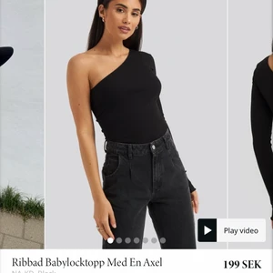 Nakd topp - Jag har 2 tröjor från nakd som är använda 1 gång vardera. En i svart och en i rosa, samma som på bilden fast inte ribbad! Som sagt näst intill aldrig använda! Båda för 250💕köparen står för frakt