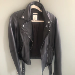 Fejk skinnjacka från Zara  - Sparsamt använd, storlek M men lite liten i storleken 