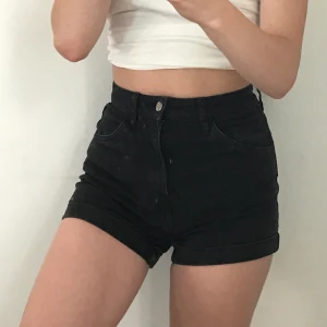 Svarta high waisted shorts - Ett par svarta high waisted shorts från H&M till salu! Jättefina och i bra skick,(inga fläckar bara smutsig spegel). De kostar 50 kr och köparen står för frakt på 22 kr💓