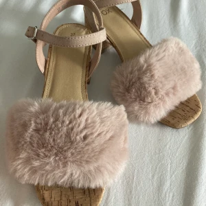 Fluffy klackaskor  - Ljusrosa fluffiga skor med liten klack från Vox. Köpta för 2 år sedan men endast använda 2 gånger.