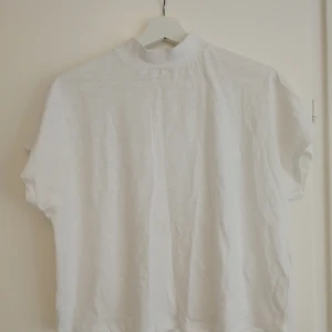T-shirt m. Polokrage - Vit t-shirt m. Polokrage. Basic plagg. Knappt använd. Frakt tillkommer