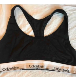 Calvin Klein bh - Calvin Klein bh i storlek L. Den är använd fler tal gånger men säljs för ett bra pris då jag måste bli av med allt! Frakten ligger på 30kr