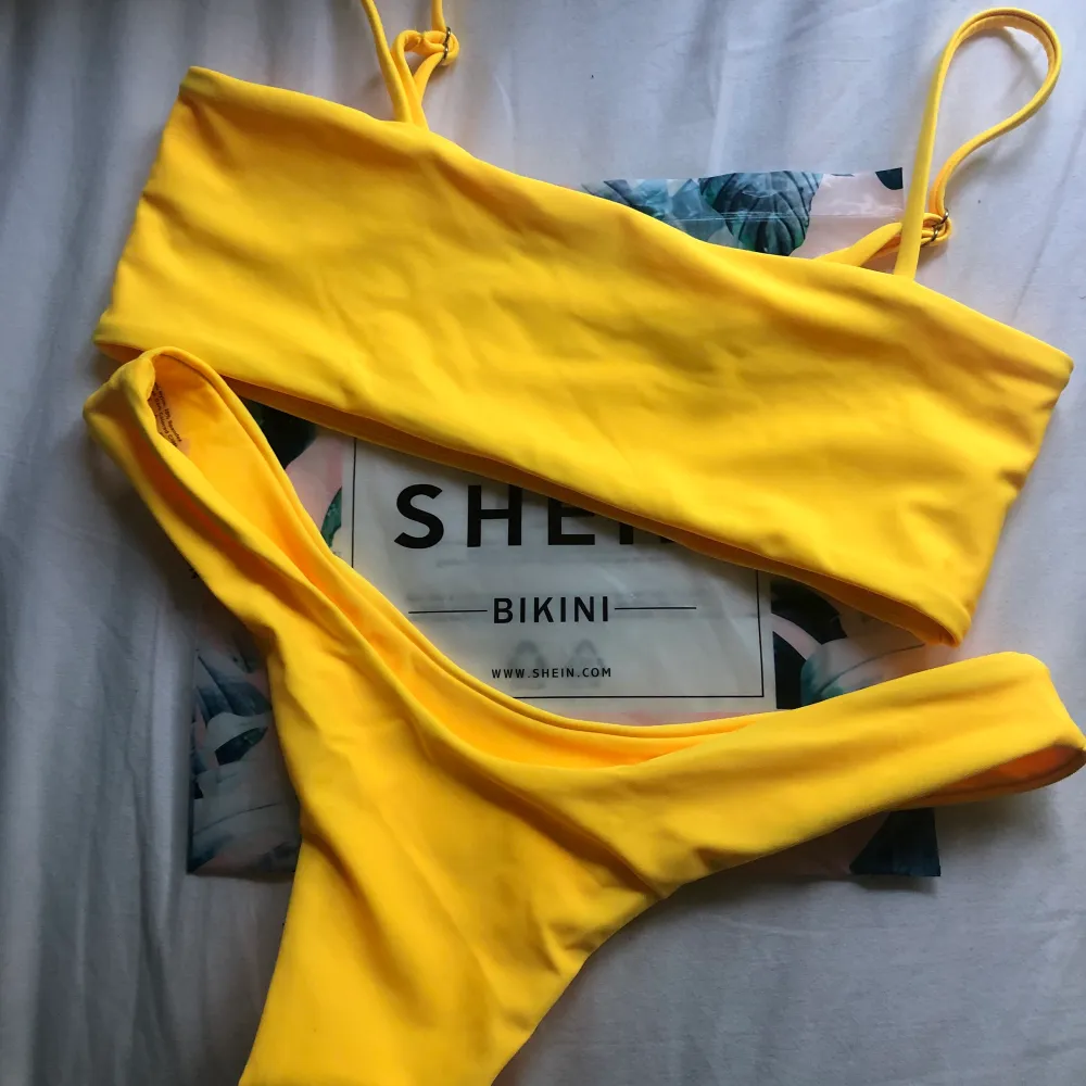 säljer min nya bikini från shein då den tyvärr var för liten. står att det är storlek M men skulle säga att den är en XS-S💓 köparen står för frakten . Toppar.