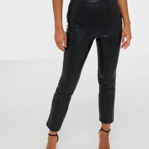 NLY Trend byxor - Ett par oanvända byxor i strl S. Sitter bra i längd( jag är ca 160 cm) Kan skicka bild privat ifall det önskas. Frakten ingår i priset.