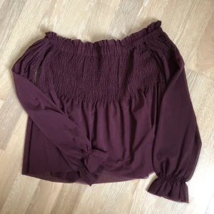 Off shoulder topp  - Jättesöt topp från Ginatricot. Aldrig använd 💗 är i storlek S💕