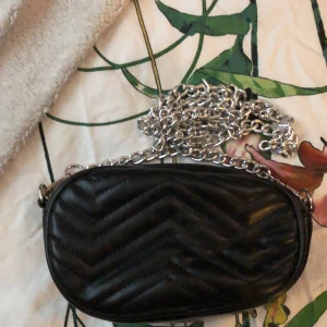 Väska med två olika bärstilar - Kan bäras som en fannypack och som en vanlig axelremsväska Användning: Ett få antal gånger Frakt tillkommer men kan diskuteras vid köp av andra plagg/ produkter ✨ Priser går också att diskuteras 