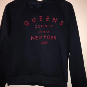 Hoodie från Gina tricot  - Supermysig mörkblå hoodie från Gina tricot.