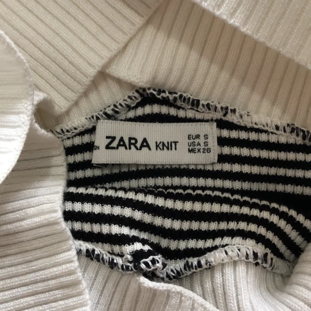 En supersöt topp från Zara i randigt stickat mönster. Ett litet hål i materialet men annars i toppskick! . Stickat.