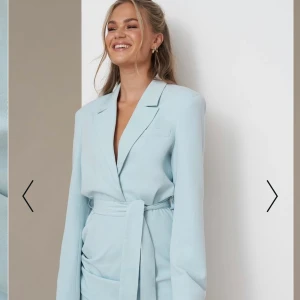 Hanna schönberg  - Oöppnad, helt ny blazerklänning från Hanna schönbergs x NAKD, om det är hög efterfrågan blir de budgivning 