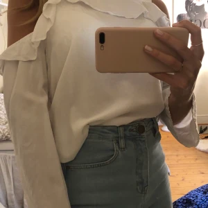 Söt volang blus  - Väldigt söt och bekväm. Lite vida ärmar. Märket ONLY. Storlek 36.❣️ (köpare står för frakt)
