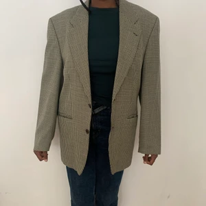 Vintage oversize kavaj med blå detaljer - Chic Farfars kavaj med blå detaljer i!! Passar utmärkt inför kalla sommarkvällar🧚🏾‍♀️🧚🏾‍♀️ Finns ingen storlekslapp men jag är en storlek 40 