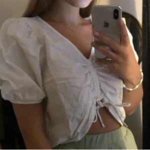 Gullig topp från Monki - Toppen har nån fläck på framsidan som ej går bort.