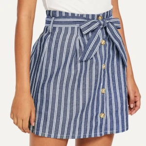 Randig kjol - Fin kjol från SHEIN. Aldrig använd. Köparen står för frakten, fraktar endast.(Bältet ingår, syns dock inte på min bild)