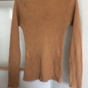Tajt ribbad orange tröja  - En superfin ribbad tröja jag råkade köpa i fel storlek, jag har haft på mig den två gånger och den är i bra skick!!💓