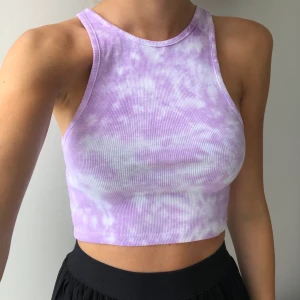 Tiedye linne 13: - Ett supersnyggt tie-dye färgat linne i en croppad modell. Har aldrig använt så det är nyskick. Frakt tillkommer på 25kr. Eftersom dessa linnen är väldigt populära och många vill köpa är det viktigt att man kan swisha direkt! :) se min profil för fler!!