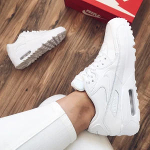 Nike air Max 90 - Storlek 38 men passar även dem som har storlek 36 och 37. Nypris 1199kr. Inget fel utan dem kommer bara inte till användning. Ej tvättade så tvättar du dem så kommer dem se som nya ut. Möts upp i Stockholm och tar bara emot kontanter😊💕