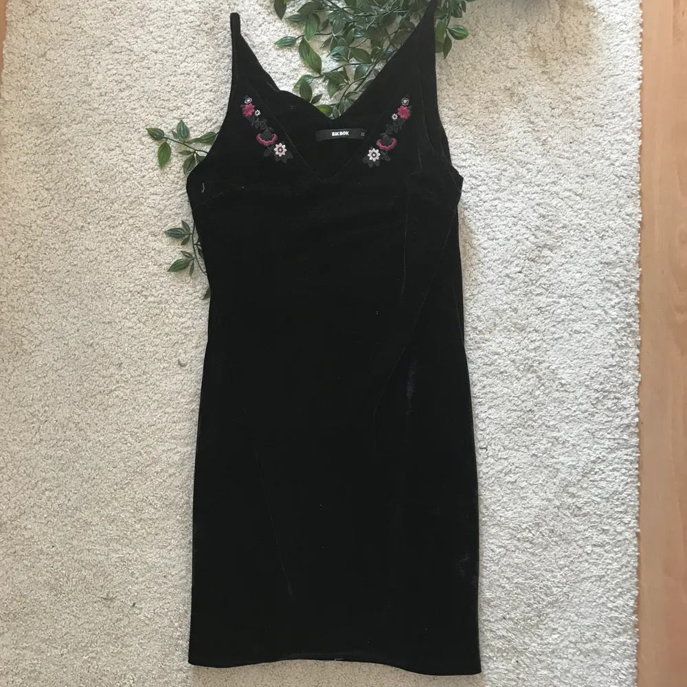 Fin svart klänning köpt för 300kr på bikbok i storlek XS, Säljer denna för 80kr + 44kr frakt 🥰🥰. Klänningar.