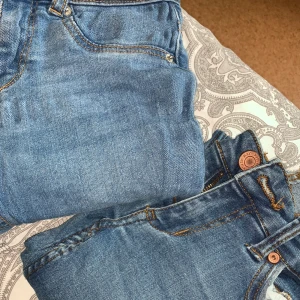 2 par jeans med hål - Första jeansen är lite ljusare än den andra. Den första är köpt på Ginatricot och den andra på Nelly. Storlek XS på båda. ❌OBS: köparen står för fraktpriset! 1 för 100 kr. ❌OBS: det är två olika jeans!!