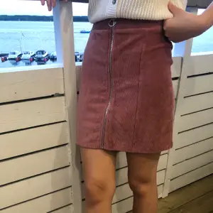Suuupersöt och mjuk kjol från Gina Tricot som både är mjuk och stretchig🥵 | Dragkedjan fungerar och gör den så enkel att sätta på/ta av | Den är relativt liten för sin storlek och passar därmed även XS| Fraktkostnad tillkommer🥂