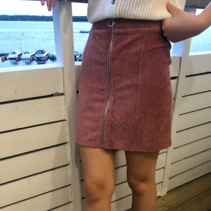 Ursöt kjol från Gina - Suuupersöt och mjuk kjol från Gina Tricot som både är mjuk och stretchig🥵 | Dragkedjan fungerar och gör den så enkel att sätta på/ta av | Den är relativt liten för sin storlek och passar därmed även XS| Fraktkostnad tillkommer🥂