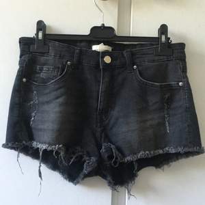 Svarta jeansshorts med slitningar från H&M. Frakten ingår i priset!💖