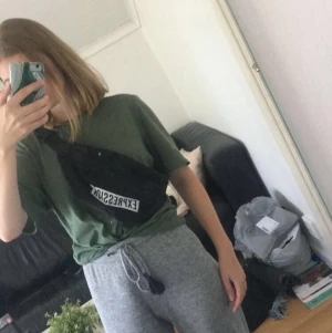 Bumbag/midjeväska - Bumbag/midjeväska från Bikbok, använd ett fåtal gånger, så är som ny! Säljer då den inte riktigt är min stil längre. Frakt ingår i priset!💖