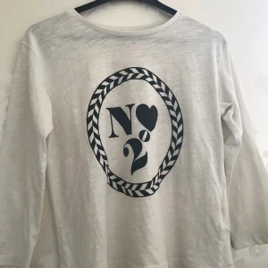 T-shirt  - T-shirt från H&M i storlek 146/152 med tryck 