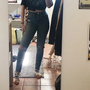 gina jeans leah modell stl 34 - jättefina jeans från gina som tyvärr är lite för små för mig :( modellen heter leah, ganska skinny men inte helt skintight. bekväma och gjord av bra material, har knappt slitits under tiden jag använt dem. köparen står för frakten, pm vid intresse!🥰