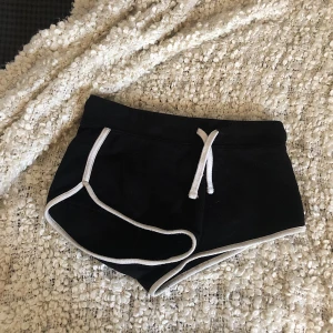 mysiga shorts - svarta mjukisshorts från h&m som knappt använts! köparen står själv för fraktkostnader. kontakta mig via pm vid intresse, pris går alltid att diskuteras!🥰