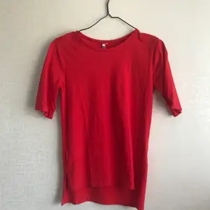 Röd tshirt som är längre i ärmarna, längre baktill och har en slits där nere!